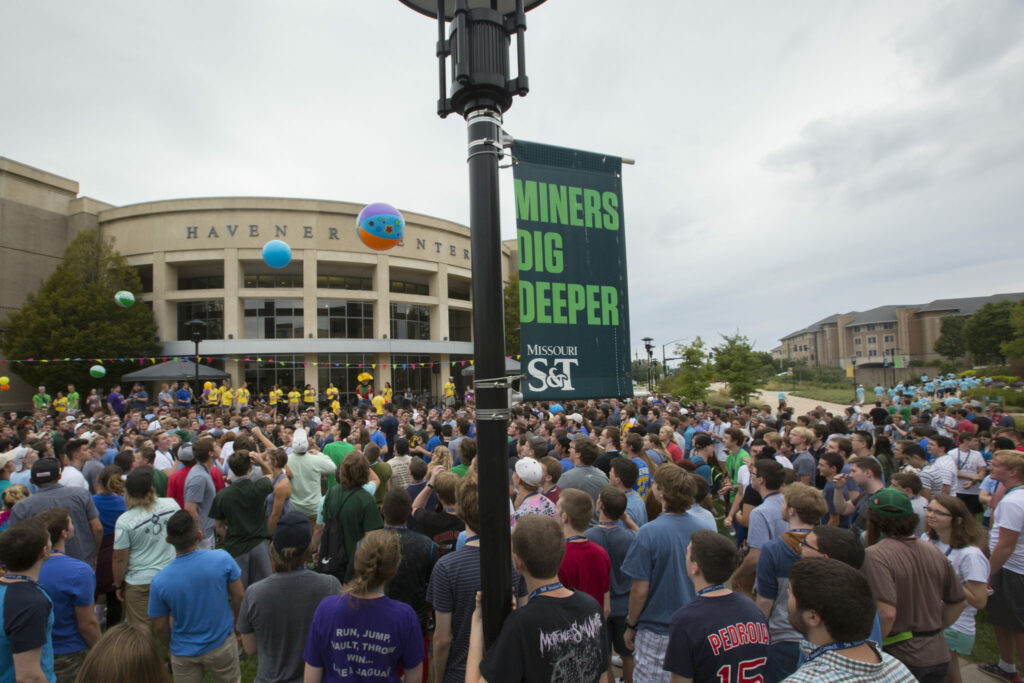 New Missouri S&T students gather outside the Havener Center during an opening week celebration.