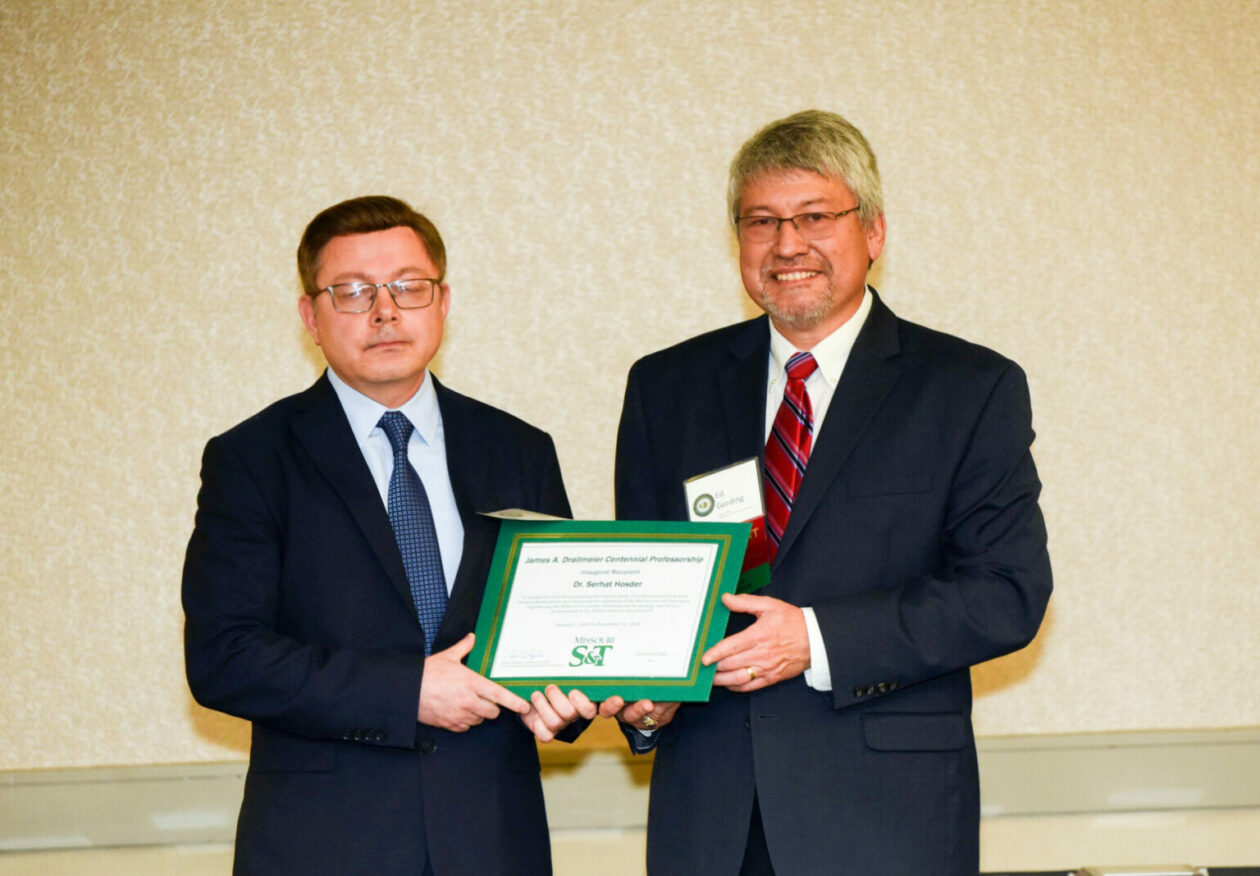 Ed Gerding, president of S&T’s Academy of Mechanical and Aerospace Engineers, presents Dr. Serhat Hosder a plaque commemorating the James A. Drallmeier Centennial Professorship.