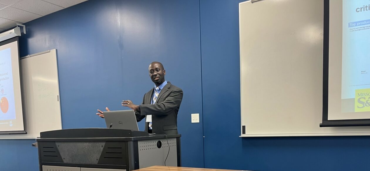 Dr. Kwame Awuah-Offei speaks to a group of attendees at the Tech Hub’s first workshop. Photo by Greg Edwards/Missouri S&T.