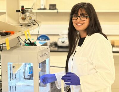 Fateme Fayyazbaskhsh in a lab.